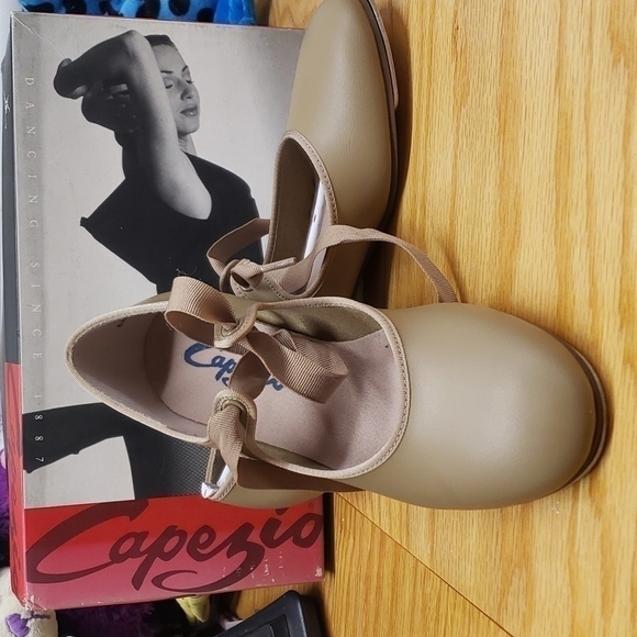 Capezio women's size 7M Jr. Tyette 625 tan - Picture 1 of 4